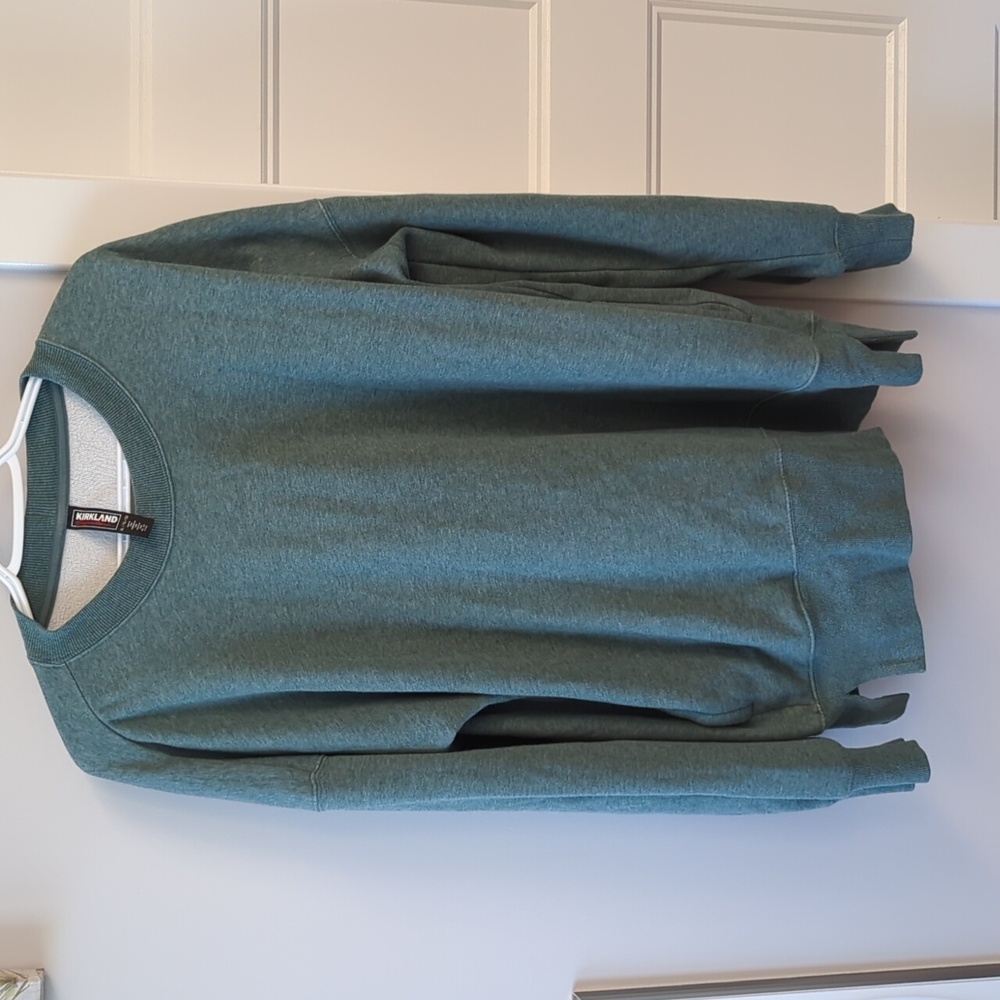 Green sweatshirt with pockets